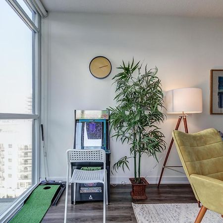 The Benetton Suite - Square One 1 Bedroom + Den + 1 Parking Mississauga Exteriör bild