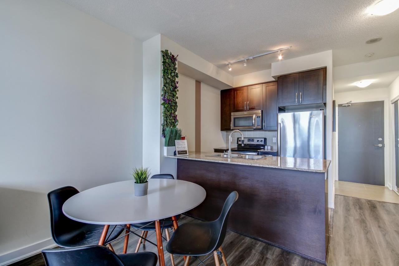 The Benetton Suite - Square One 1 Bedroom + Den + 1 Parking Mississauga Exteriör bild